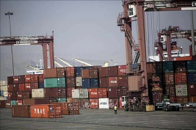 Hàng hóa được xếp tại cảng ở Bandar Abbas, Iran. Ảnh minh họa: TTXVN