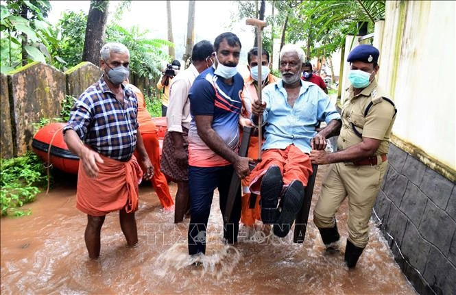Lực lượng cứu hộ Ấn Độ sơ tán người dân tại khu vực mưa lớn ở Alappuzha, bang Kerala, ngày 17-10. Ảnh: TTXVN