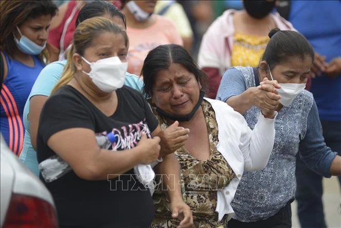 Nỗi đau của người thân tù nhân thiệt mạng trong vụ bạo loạn nhà tù Litoral, gần thành phố Guayaquil, miền Tây Ecuador ngày 13-11-2021. Ảnh: TTXVN