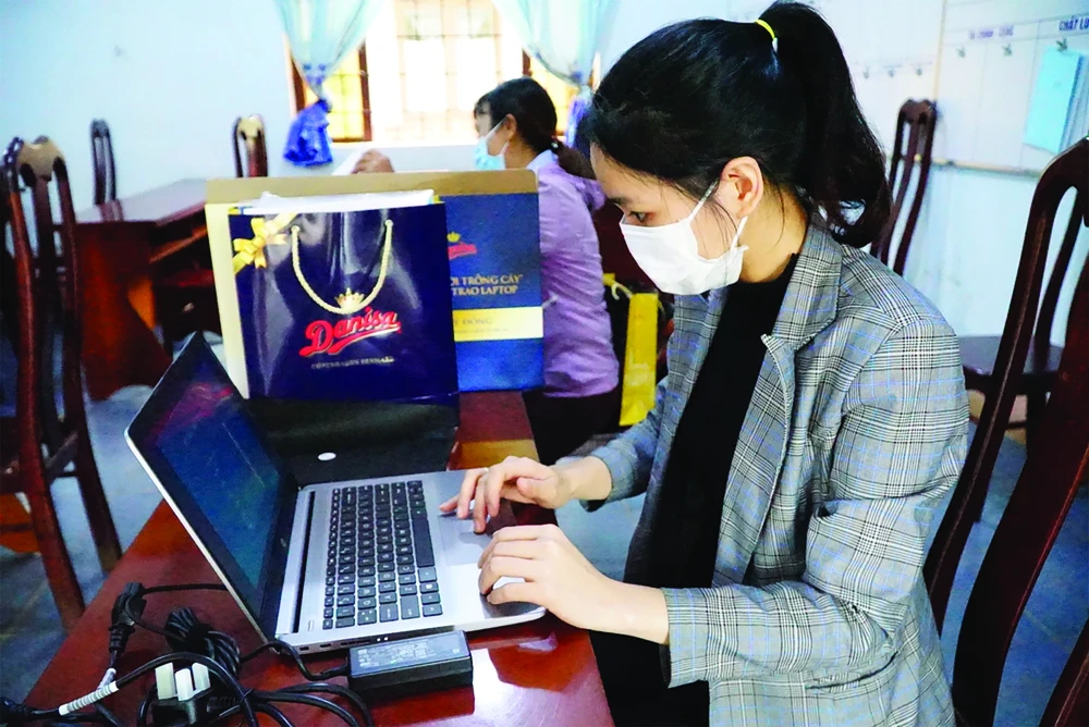 Một cô giáo tại huyện Buôn Đôn, tỉnh Đắk Lắk trải nghiệm chiếc laptop vừa được trao tặng