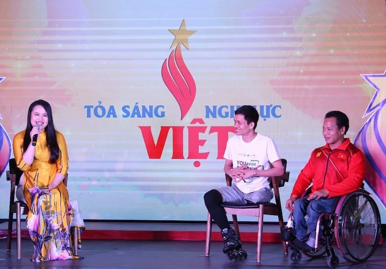 Các thanh niên khuyết tật giao lưu tại chương trình “Tỏa sáng nghị lực Việt” năm 2021. Ảnh: dangcongsan.vn