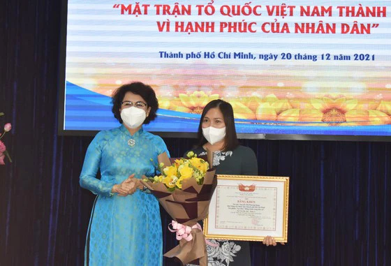 Chủ tịch Ủy ban MTTQ Việt Nam TPHCM Tô Thị Bích Châu trao giải đặc biệt cho tác giả Nguyễn Thị Phương Dung, Đài Tiếng nói nhân dân TPHCM