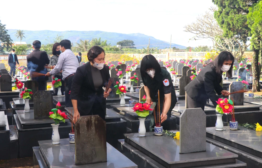Các đồng chí lãnh đạo tỉnh thắp nhang các liệt sĩ đang an nghỉ tại Nghĩa trang liệt sĩ thị xã An Khê. Ảnh: Báo Gia Lai