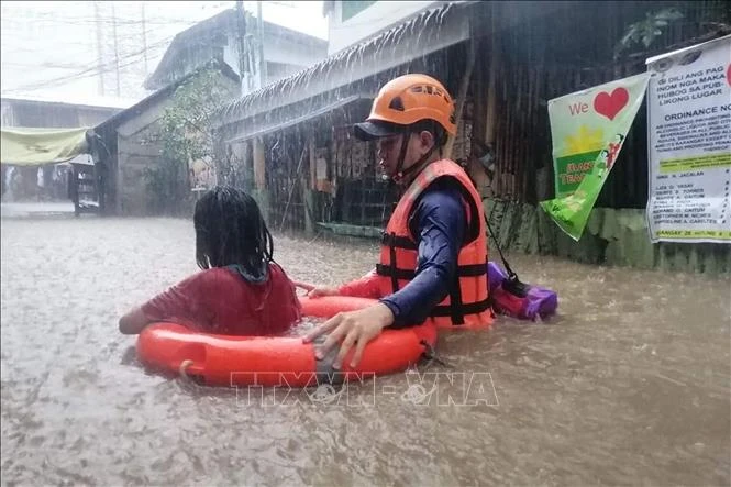 Lực lượng cứu hộ sơ tán người dân khỏi khu vực ngập lụt gây ra bởi mưa lớn do bão Rai tại Cagayan de Oro, phía nam đảo Mindanao, Philippines, ngày 16-12-2021. Ảnh: TTXVN