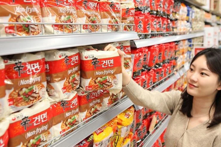 Khách hàng chọn mì gói Hàn Quốc tại một siêu thị ở Seoul. Ảnh: koreatimes.co.kr