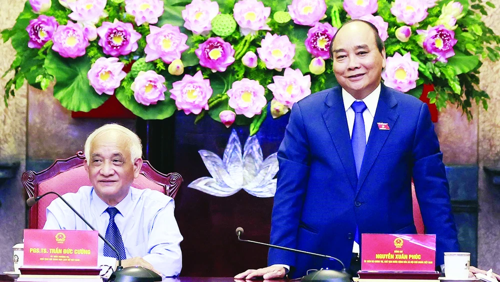 Chủ tịch nước Nguyễn Xuân Phúc làm việc với Hội Khoa học lịch sử Việt Nam, sáng 3-6. Ảnh: TTXVN