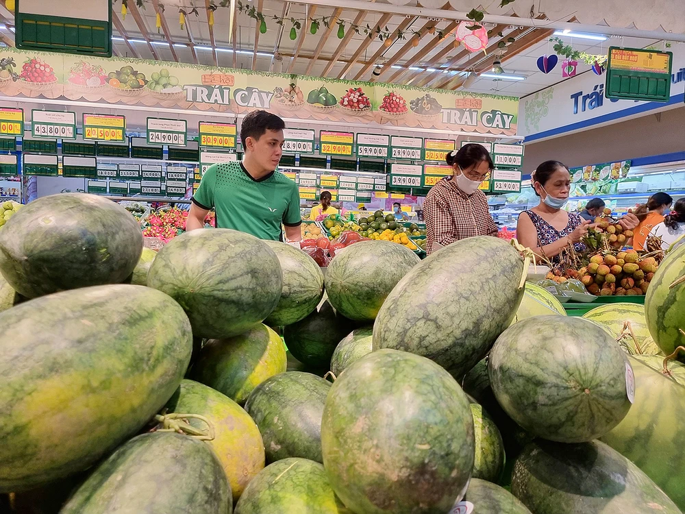 Người tiêu dùng chọn mua sản phẩm xanh tại Co.opmart Đồng Văn Cống