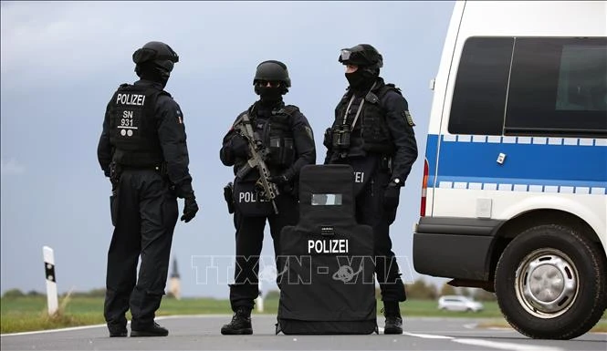 Cảnh sát làm nhiệm vụ tại khu vực giữa Wiedersdorf và Landsberg, gần Halle, miền Đông nước Đức. Ảnh: AFP/TTXVN