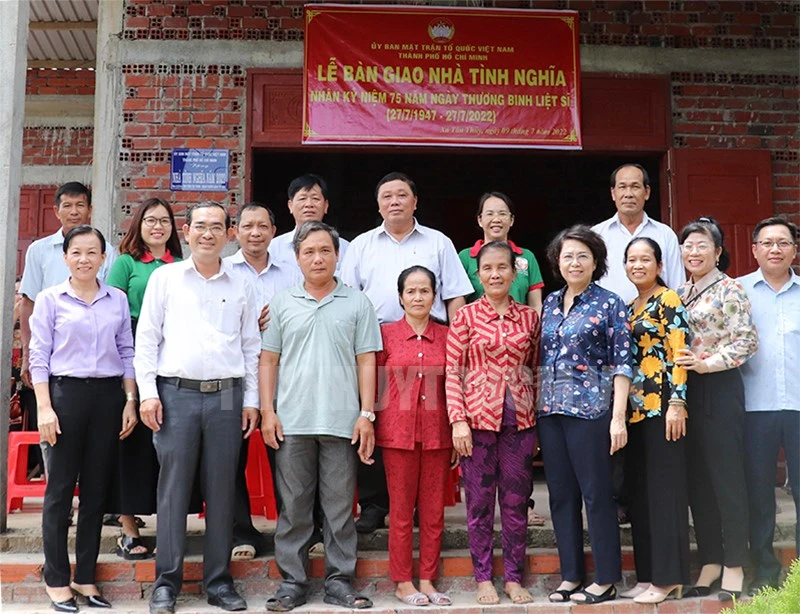 Đồng chí Tô Thị Bích Châu cùng các đại biểu trao nhà tình nghĩa cho hộ gia đình ông Nguyễn Văn Châu. Ảnh: hcmcpv.org.vn