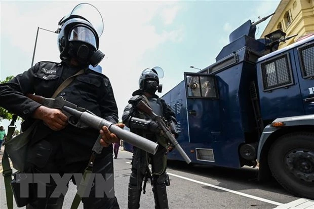 Cảnh sát gác bên ngoài văn phòng Tổng thống ở Colombo, Sri Lanka. Ảnh: AFP/TTXVN