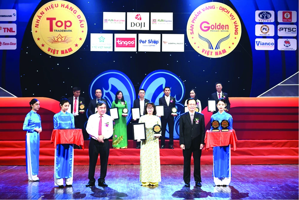 Phó giám đốc Hà Hòa Bình, Đại diện Công ty Vedan Việt Nam nhận chứng nhận “Tốp 10 Sản phẩm vàng Việt Nam”
