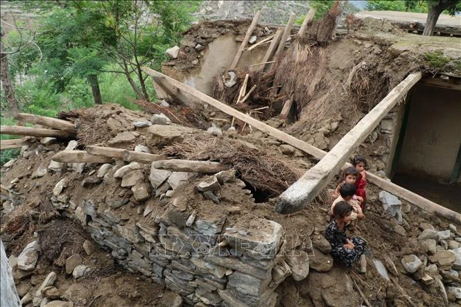 Nhà cửa bị phá hủy do mưa lũ ở tỉnh Nuristan, Afghanistan ngày 18-8-2022. Ảnh: THX/TTXVN