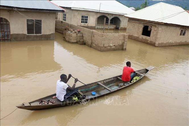 Cảnh ngập lụt sau những trận mưa lớn tại Lokoja, Nigeria. Ảnh: AFP/TTXVN