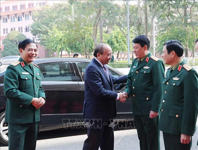 Chủ tịch nước Nguyễn Xuân Phúc với các đồng chí lãnh đạo Bộ Quốc phòng. Ảnh: TTXVN