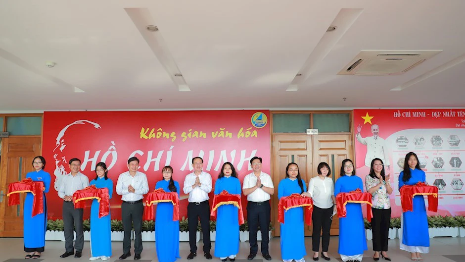 Lãnh đạo Quận 4 thực hiện nghi thức cắt băng khánh thành Không gian Văn hóa Hồ Chí Minh tại Trung tâm Hành chính. Ảnh: Thanhuytphcm.vn