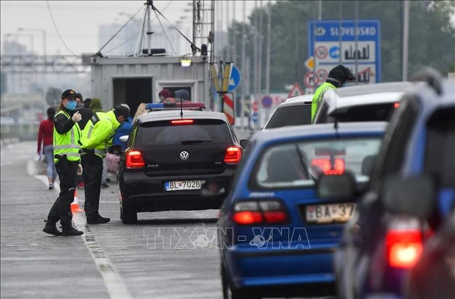Cảnh sát Slovakia kiểm tra tại cửa khẩu Bratislava-Berg, biên giới giữa Austria và Slovakia. Ảnh tư liệu: AFP/TTXVN