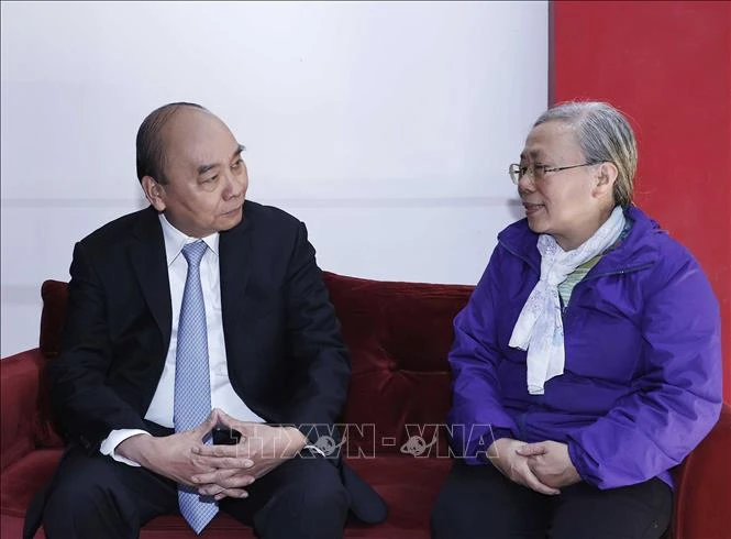 Chủ tịch nước Nguyễn Xuân Phúc thăm hỏi gia đình cố Chủ tịch nước Tôn Đức Thắng. Ảnh: TTXVN