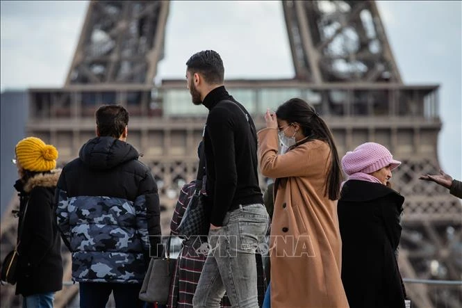 Người dân đeo khẩu trang để phòng tránh lây nhiễm Covid-19 tại Paris, Pháp. Ảnh: THX/TTXVN