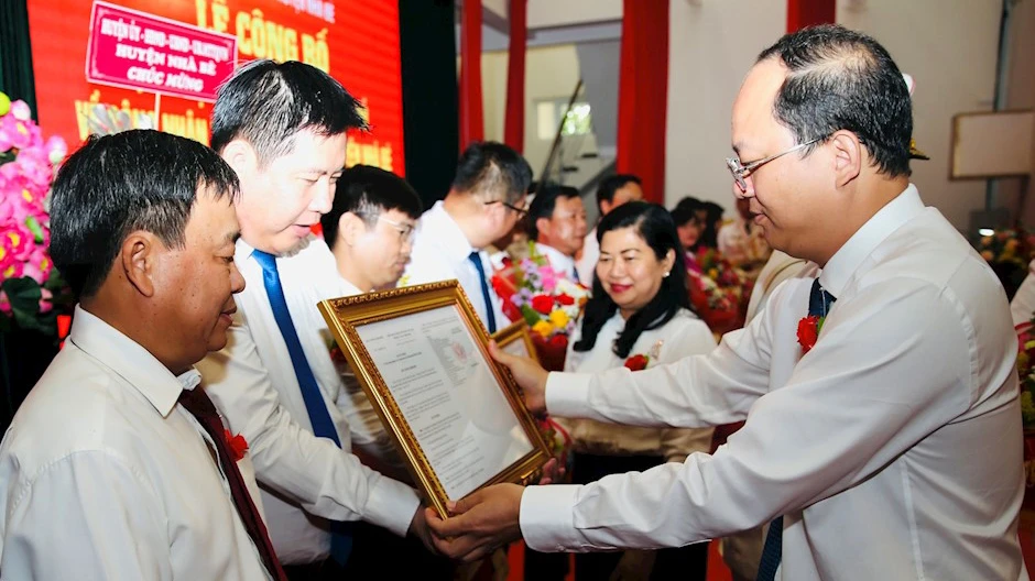 Phó Bí thư Thành ủy TPHCM Nguyễn Hồ Hải trao quyết định của Thủ tướng Chính phủ cho các xã, thị trấn. Ảnh: hcmcpv.org.vn