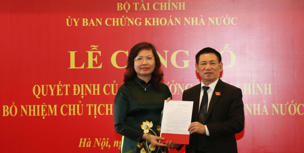 Bộ trưởng Bộ Tài chính Hồ Đức Phớc trao quyết định bổ nhiệm Chủ tịch Ủy ban Chứng khoán Nhà nước cho bà Vũ Thị Chân Phương