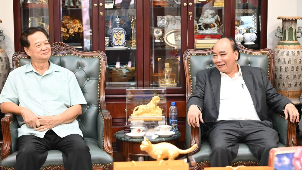 Chủ tịch nước Nguyễn Xuân Phúc thăm hỏi, chúc tết nguyên lãnh đạo Đảng, nhà nước