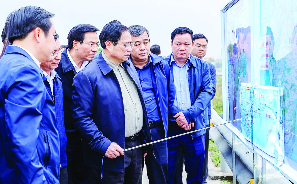 Thủ tướng Phạm Minh Chính khảo sát các dự án giao thông tại tỉnh Nam Định. Ảnh: VIẾT CHUNG