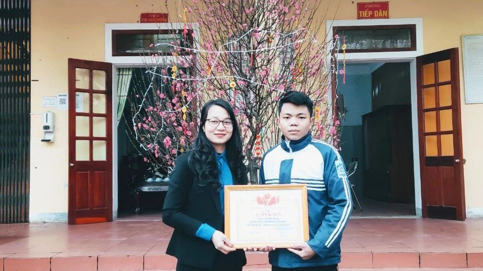 Huyện đoàn Hương Khê trao tặng giấy khen cho em Lê Hải Thăng