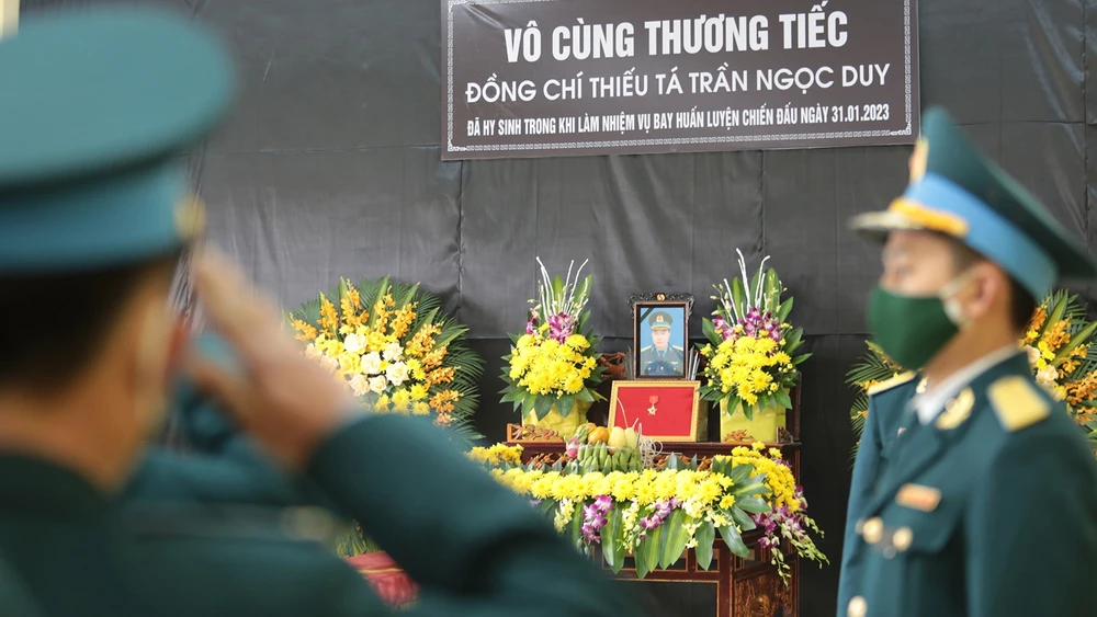 Các đoàn đến viếng, chia buồn cùng gia đình Thiếu tá Trần Ngọc Duy. Ảnh: TTXVN