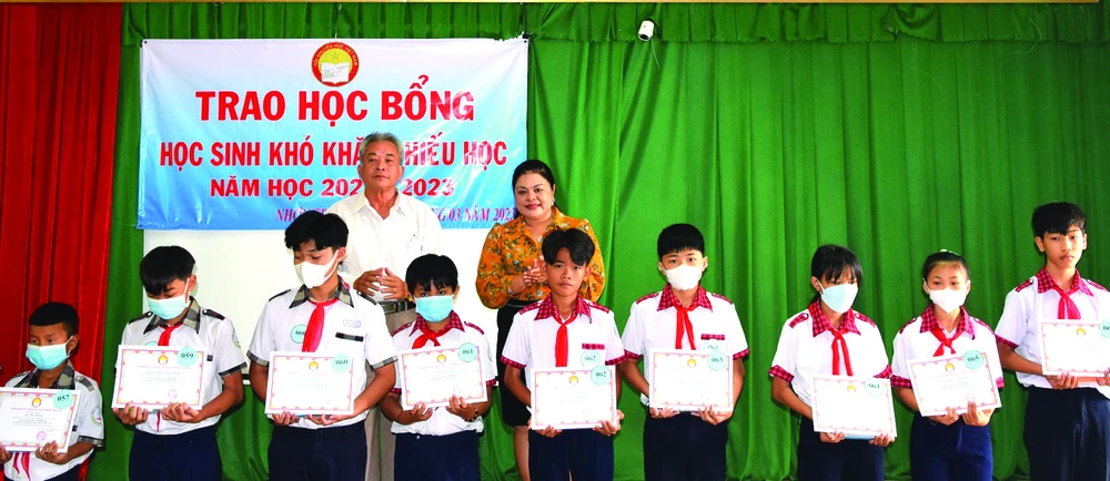 Bà Nguyễn Thu Thủy, Phó Giám đốc đối ngoại Vedan Việt Nam trao học bổng cho các em học sinh tại huyện Nhơn Trạch