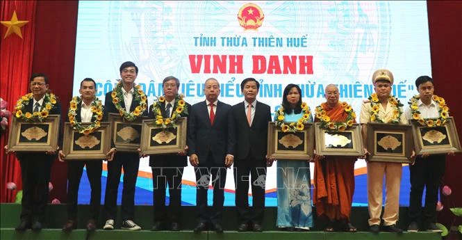 Lãnh đạo tỉnh trao hoa và chứng nhận cho các "Công dân tiêu biểu tỉnh Thừa Thiên Huế” năm 2020-2022. Ảnh: TTXVN