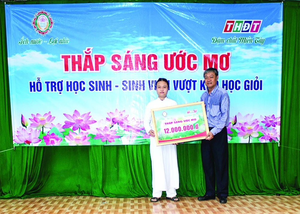 Trao học bổng “Thắp sáng ước mơ” cho học sinh khó khăn tại TP. Sa Đéc