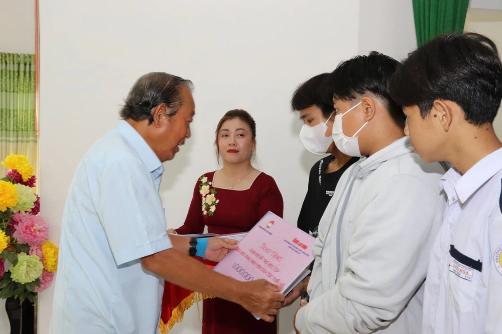 Đồng chí Trương Hòa Bình tặng học bổng cho học sinh đồng bào dân tộc Khmer tại huyện Cần Giờ