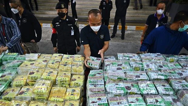 Cảnh sát trưng bày những gói ma túy đá thu giữ trong chiến dịch chống buôn lậu ma túy ở Bangkok, Thái Lan, ngày 24-1-2023. Ảnh: AFP/TTXVN