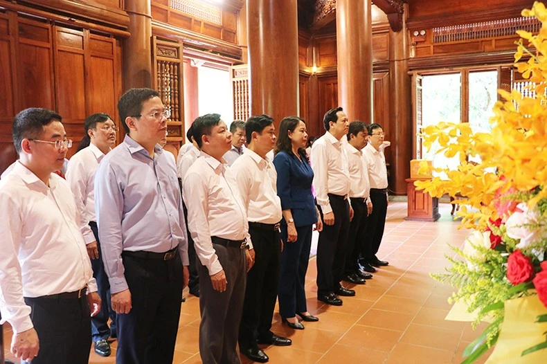 Phó Chủ tịch nước Võ Thị Ánh Xuân và các đại biểu dâng hoa tưởng niệm Chủ tịch Hồ Chí Minh tại Khu di tích quốc gia đặc biệt Kim Liên. Ảnh: Báo Nhân Dân