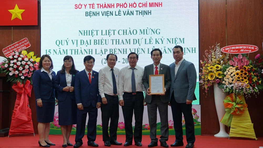 Đại diện Bộ Y tế trao chứng mã số đào tạo y khoa liên tục cho Bệnh viện Lê Văn Thịnh
