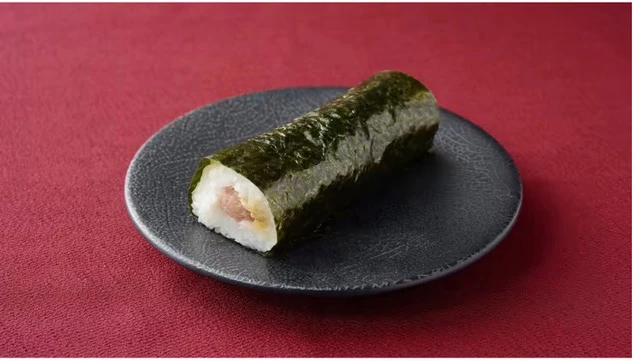 Chuỗi cửa hàng Lawson bắt đầu bán sushi cuộn sử dụng nguyên liệu dư thừa. Ảnh: LAWSON
