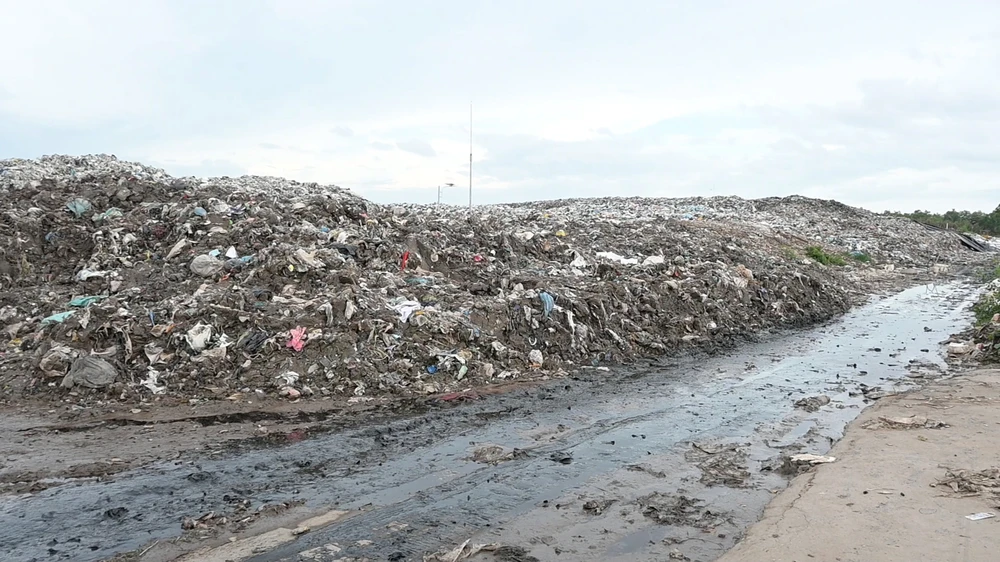 Nước từ rác thải ở bãi rác An Hiệp chảy tràn ra môi trường xung quanh