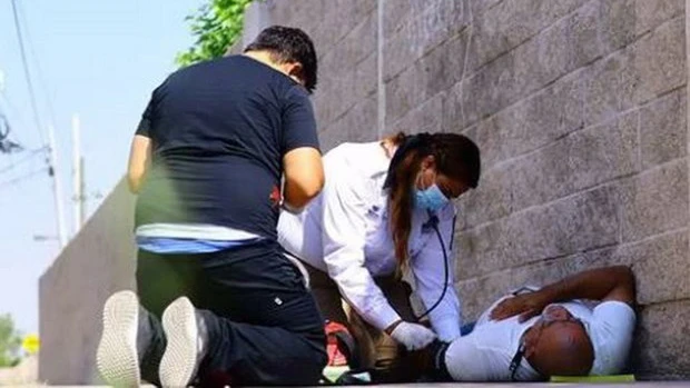 Nhân viên y tế chăm sóc một người trong một ngày có nhiệt độ cao, ở Ciudad Juarez, Mexico. Ảnh: REUTERS