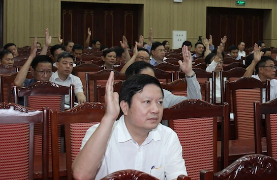Đại biểu biểu quyết thông qua Nghị quyết Hội nghị lần thứ 11, khoá VII Ban Chấp hành Trung ương Hội Nông dân Việt Nam. Ảnh: dangcongsan.vn/