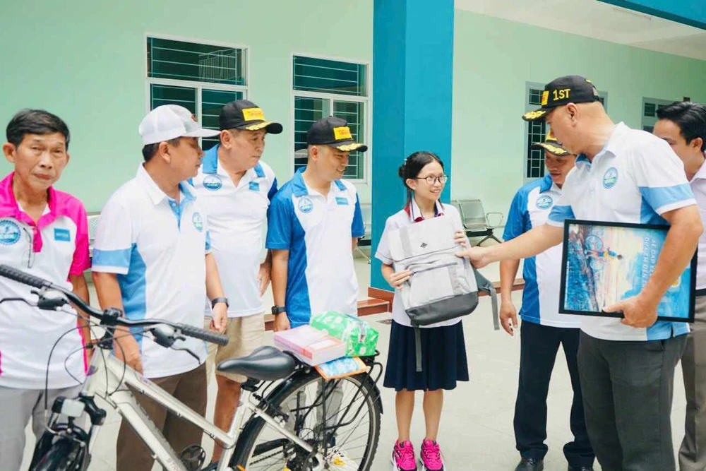 Đại diện Hội xe đạp Cung đường xanh tặng học bổng, dụng cụ học tập cho học sinh nghèo huyện Gò Công Đông, tỉnh Tiền Giang