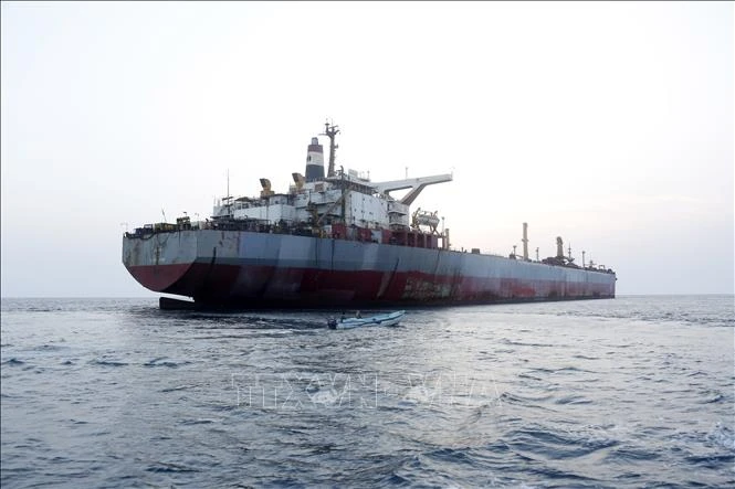 Tàu chở dầu FSO Safer ở ngoài khơi cảng Ras Issa thuộc tỉnh Hodeidah, Yemen ngày 15-7-2023. Ảnh: THX/TTXVN