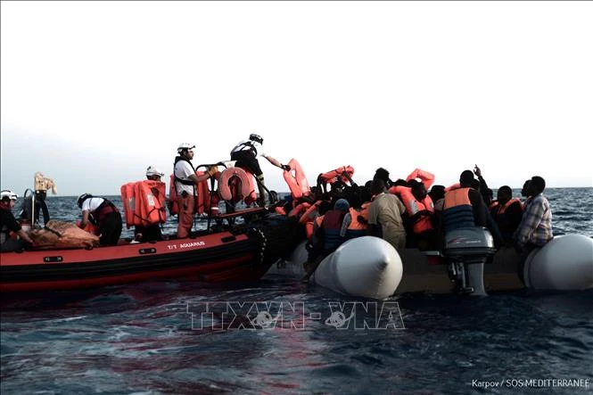 Người di cư được cứu trên Địa Trung Hải ngày 9-6-2018. Ảnh: AFP/TTXVN
