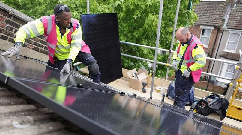 Nhân viên Công ty Octopus Energy lắp đặt pin mặt trời tại khu phố cổ ở quận Waltham Forest, London