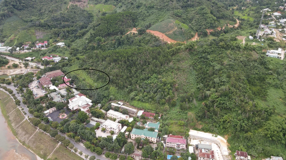 Quả đồi phía sau Trung tâm hành chính huyện Nam Trà My (tỉnh Quảng Nam) xuất hiện vết nứt chạy dài với nguy cơ gây sạt lở rất cao