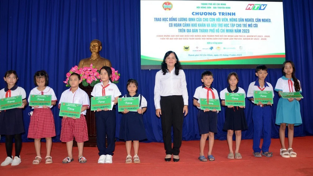 Các em học sinh nhận học bổng Lương Định Của