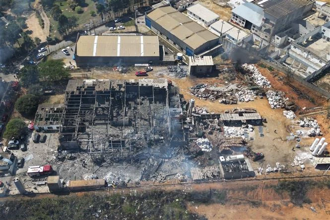 Hiện trường vụ nổ nhà máy luyện kim tại bang Sao Paulo, Brazil, ngày 1-9-2023. Ảnh: AFP/TTXVN