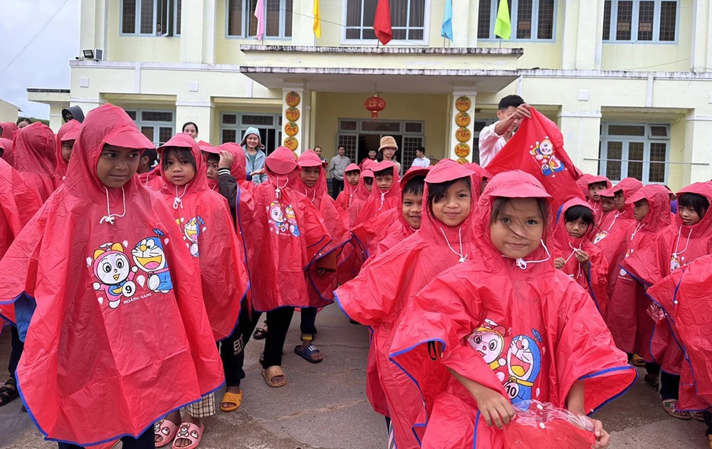 Học sinh Xơ Đăng của Trường Tiểu học xã Đắk Hà (huyện Tu Mơ Rông, tỉnh Kon Tum) được tặng áo mưa