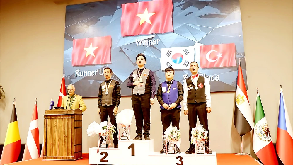 Tay cơ Bao Phương Vinh xuất sắc giành ngôi vô địch thế giới nội dung carom 3 băng cho billiards Việt Nam