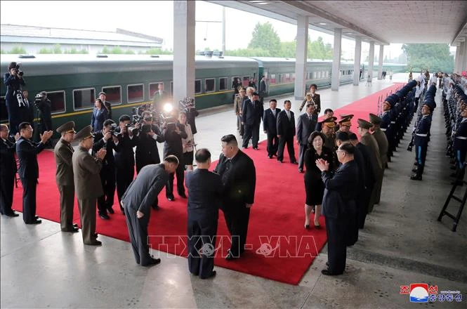 Nhà lãnh đạo Triều Tiên Kim Jong-un (giữa) tại nhà ga tàu hỏa ở Bình Nhưỡng trước khi lên đường tới Nga, ngày 10-9-2023. Ảnh: Yonhap/TTXVN