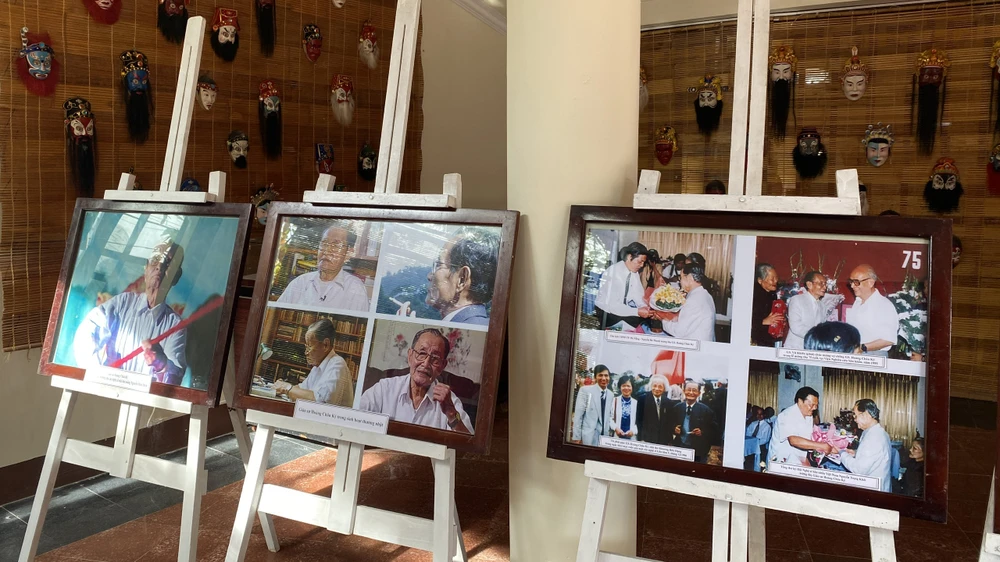 Một số hình ảnh Giáo sư Hoàng Châu Ký được trưng bày tại Nhà hát Tuồng Nguyễn Hiển Dĩnh (TP Đà Nẵng)